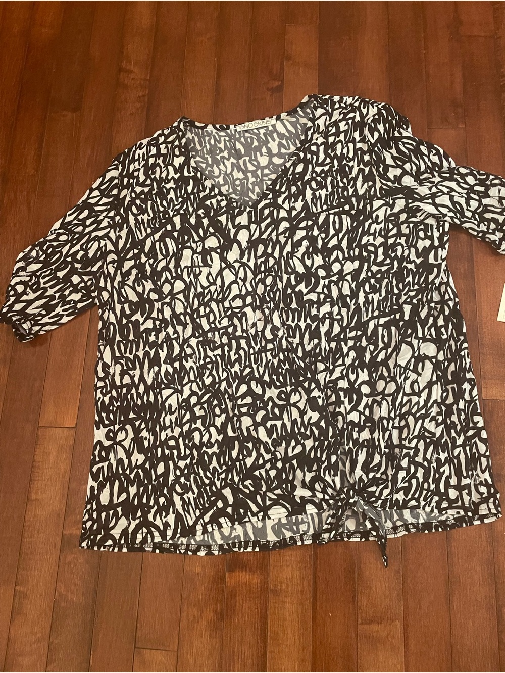 New Snowskins Black and White VNeck Blouse NWT- Sz XL